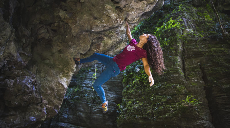 Daniela Feroleto che fa un duro Boulder strapiombante