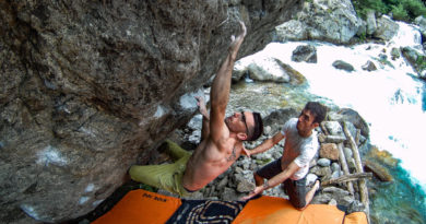 Alessandro Palma impegnato a fare Boulder vicino a un fiume