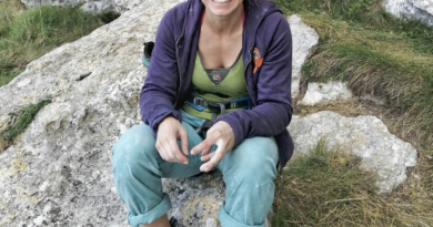 Claudia Ghisolfi sorridente dopo aver fatto un tiro d'arrampicata