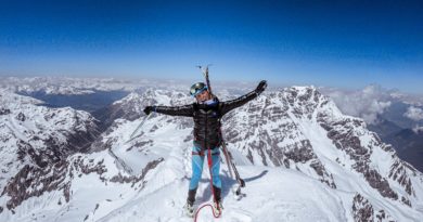 Giulia Compagnoni sorridente dopo un ascesa con gli sci d'alpinismo di una vetta innevata